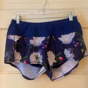 Oiselle Mac Roga shorts Grounded floral print size 4